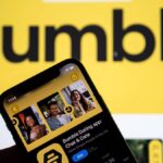Ein Smartphone zeigt die Bumble-Dating-App vor einem gelben Bumble-Hintergrund.