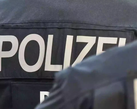 Rückenansicht von Polizisten mit der Aufschrift „POLIZEI“ auf der Uniform.