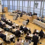 Blick in den Plenarsaal des Landtags von Sachsen-Anhalt mit Abgeordneten an den Sitzreihen und auf der Regierungsbank.