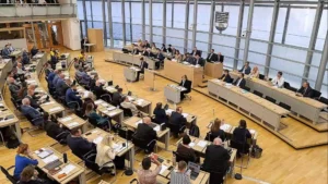 Blick in den Plenarsaal des Landtags von Sachsen-Anhalt mit Abgeordneten an den Sitzreihen und auf der Regierungsbank.