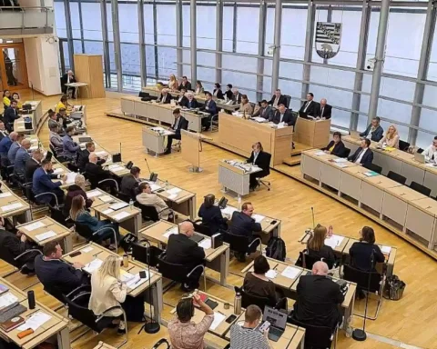 Blick in den Plenarsaal des Landtags von Sachsen-Anhalt mit Abgeordneten an den Sitzreihen und auf der Regierungsbank.