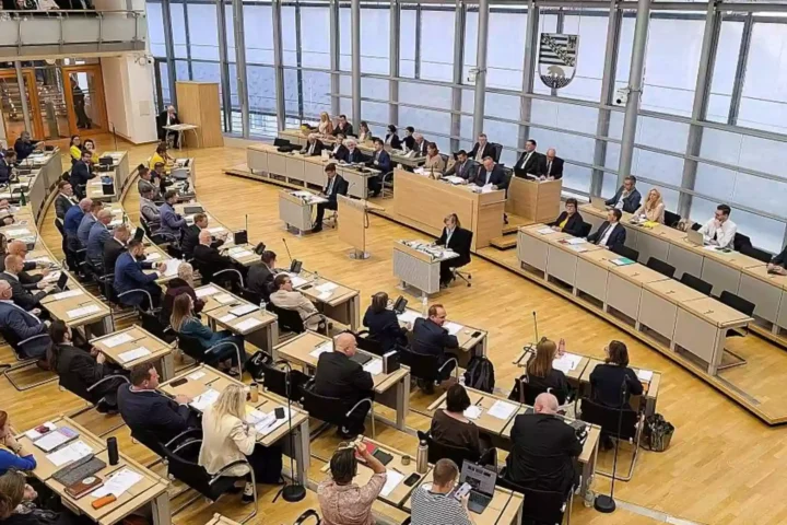 Blick in den Plenarsaal des Landtags von Sachsen-Anhalt mit Abgeordneten an den Sitzreihen und auf der Regierungsbank.