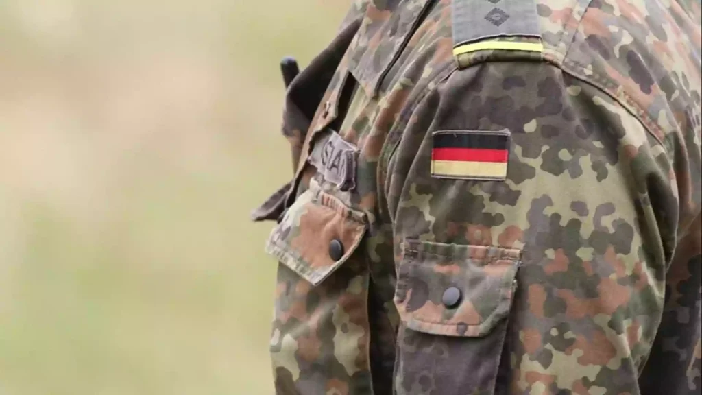 Nahaufnahme einer Bundeswehr-Uniform mit Deutschlandflagge am Ärmel.