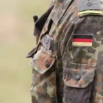 Nahaufnahme einer Bundeswehr-Uniform mit Deutschlandflagge am Ärmel.