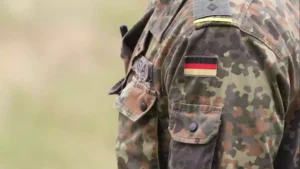 Nahaufnahme einer Bundeswehr-Uniform mit Deutschlandflagge am Ärmel.