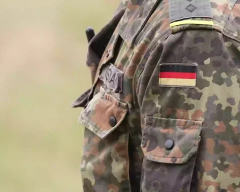 Nahaufnahme einer Bundeswehr-Uniform mit Deutschlandflagge am Ärmel.