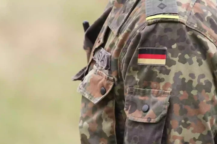 Nahaufnahme einer Bundeswehr-Uniform mit Deutschlandflagge am Ärmel.
