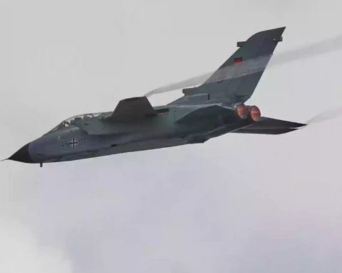 Ein deutscher Kampfjet fliegt vor hellem Himmel.