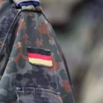 Nahaufnahme einer Bundeswehr-Uniform mit Deutschland-Flaggenabzeichen.