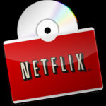 Rote Netflix-Hülle vor einer CD/DVD auf schwarzem Hintergrund.
