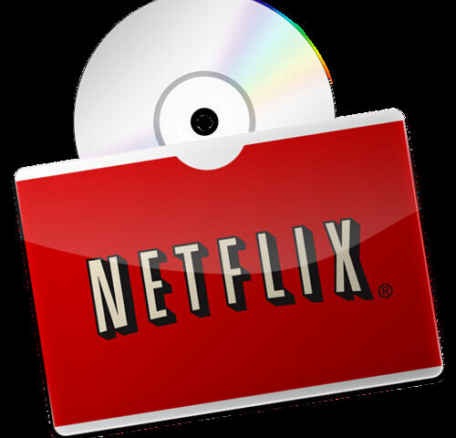 Rote Netflix-Hülle vor einer CD/DVD auf schwarzem Hintergrund.