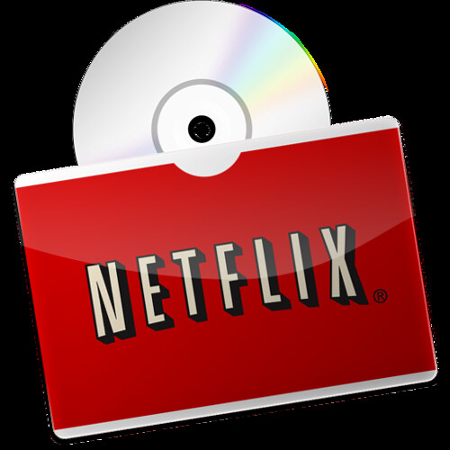 Rote Netflix-Hülle vor einer CD/DVD auf schwarzem Hintergrund.