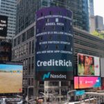 Blick auf die Nasdaq-Gebäude und Leuchtreklamen am Times Square in New York.