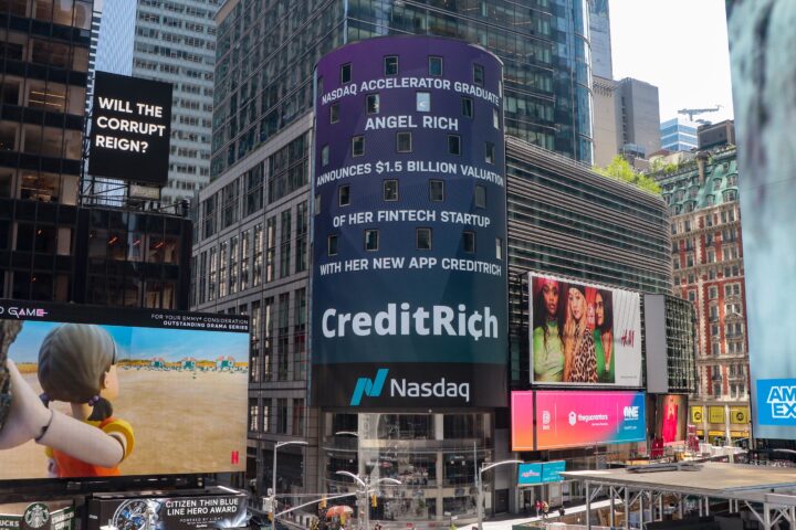 Blick auf die Nasdaq-Gebäude und Leuchtreklamen am Times Square in New York.