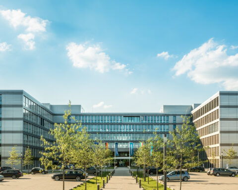 Außenansicht eines modernen Vonovia-Verwaltungsgebäudes bei sonnigem Himmel.