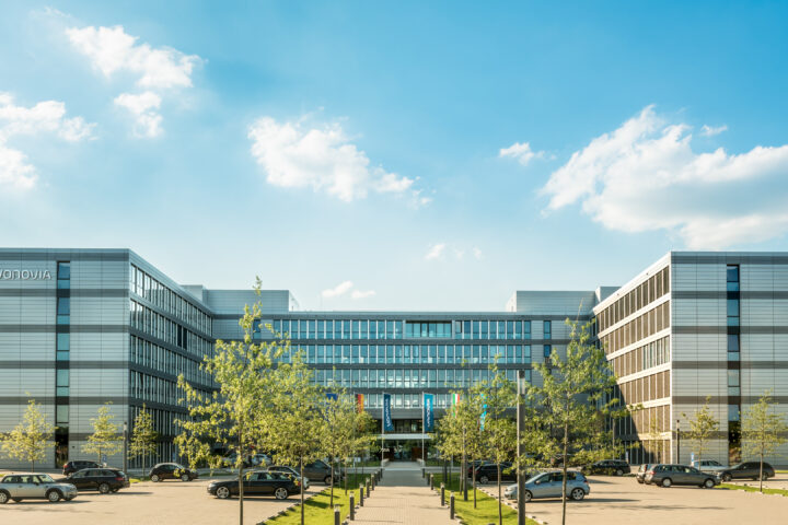 Außenansicht eines modernen Vonovia-Verwaltungsgebäudes bei sonnigem Himmel.