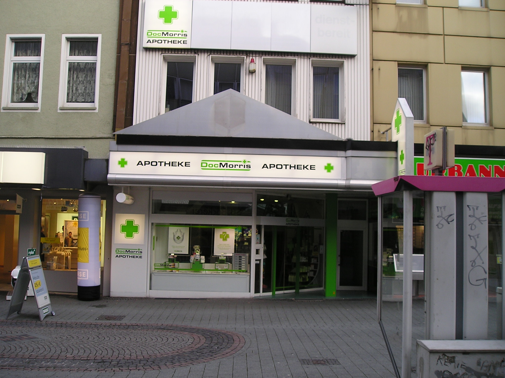 DocMorris beschleunigt Wachstum und hebt Jahresprognose an 1 Außenansicht einer DocMorris-Apotheke in einer Fußgängerzone.