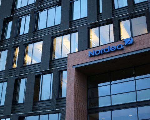 Nordea-Logo an der Fassade eines Bürogebäudes