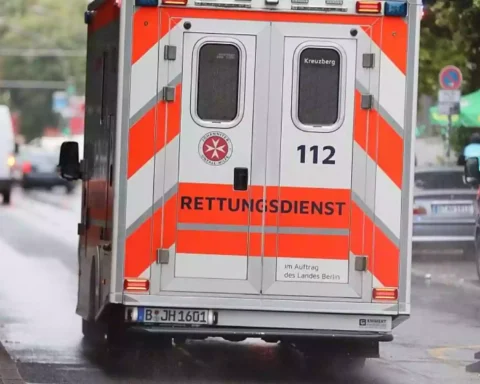 Rückseite eines Rettungswagens mit der Aufschrift „Rettungsdienst“ auf einer Straße in Berlin.