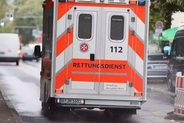 Rückseite eines Rettungswagens mit der Aufschrift „Rettungsdienst“ auf einer Straße in Berlin.