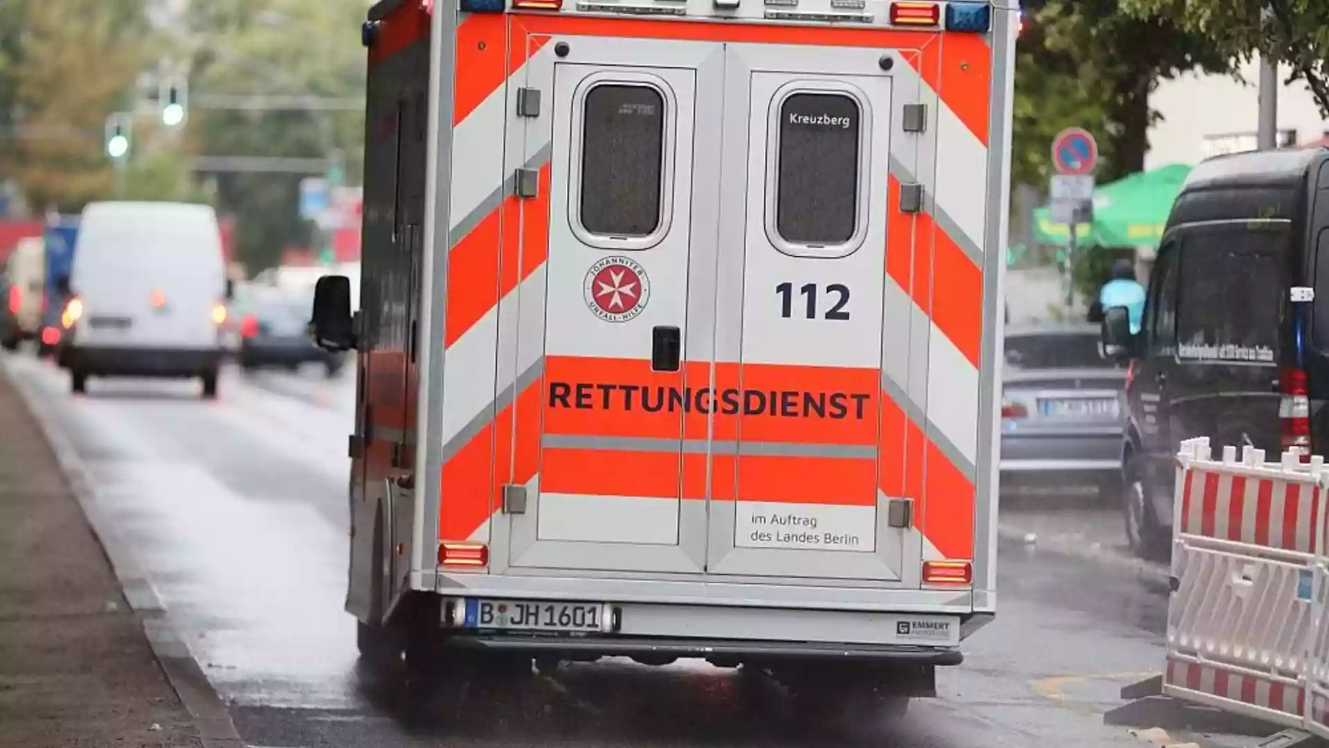 Rückseite eines Rettungswagens mit der Aufschrift „Rettungsdienst“ auf einer Straße in Berlin.