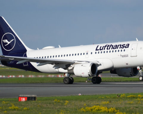 Eine Lufthansa-Maschine rollt auf einer Startbahn mit sichtbarem Lufthansa-Logo am Heck.