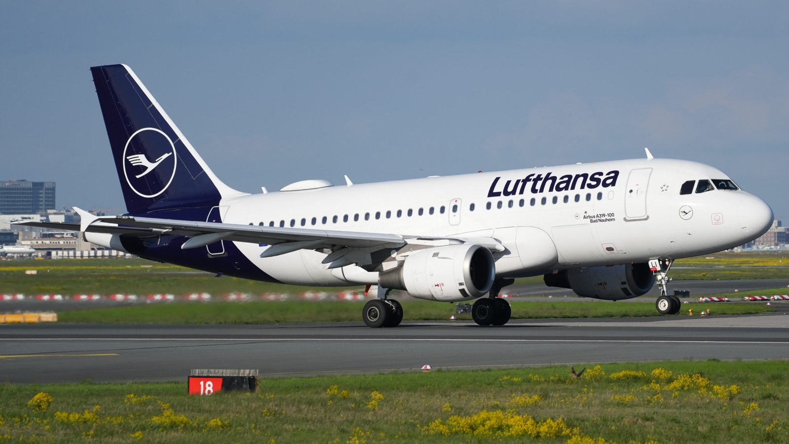 Lufthansa nennt ersten Airbus A350-1000 Deutschland und plant München-Überführung im November 1 Eine Lufthansa-Maschine rollt auf einer Startbahn mit sichtbarem Lufthansa-Logo am Heck.