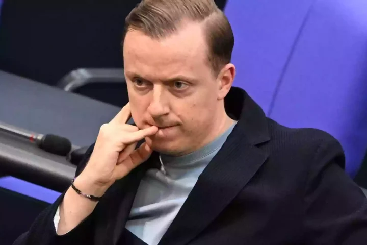 Adis Ahmetovic sitzt im Bundestag und blickt nachdenklich nach vorn.