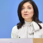 Katherina Reiche steht vor blauem Hintergrund an einem Rednerpult.