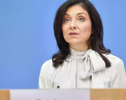 Katherina Reiche steht vor blauem Hintergrund an einem Rednerpult.