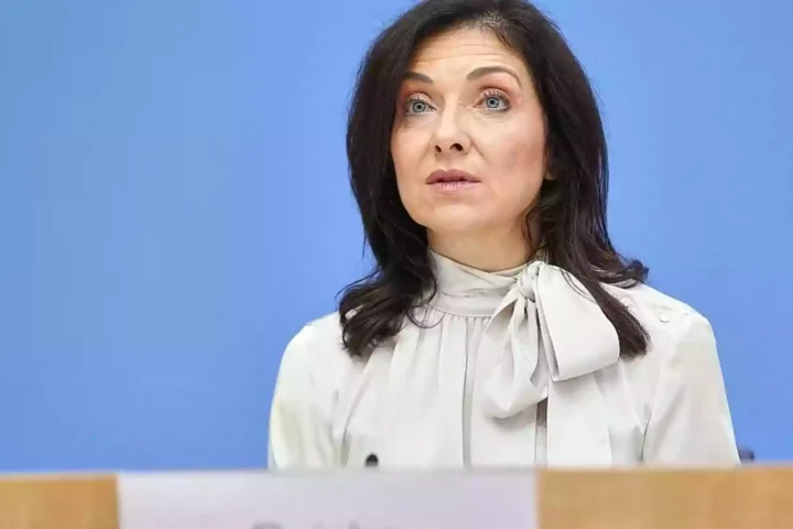 Katherina Reiche steht vor blauem Hintergrund an einem Rednerpult.