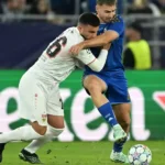 Zwei Fußballspieler kämpfen um den Ball im Champions-League-Spiel in Bratislava.
