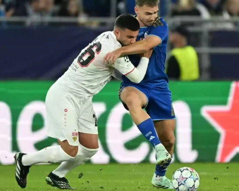 Zwei Fußballspieler kämpfen um den Ball im Champions-League-Spiel in Bratislava.