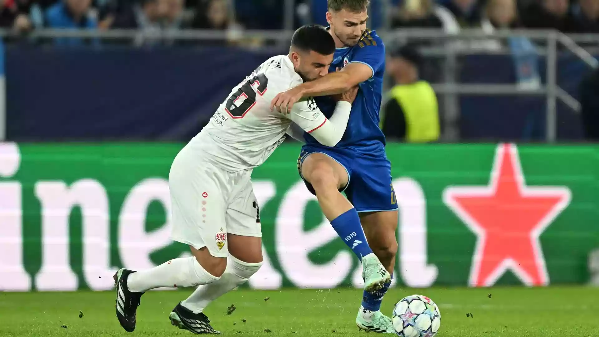 Zwei Fußballspieler kämpfen um den Ball im Champions-League-Spiel in Bratislava.