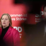 Zwei SPD-Politiker vor rotem Parteihintergrund mit SPD-Logo.