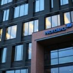 Nordea-Logo an einem Bürogebäude