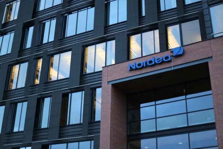 Nordea-Logo an einem Bürogebäude