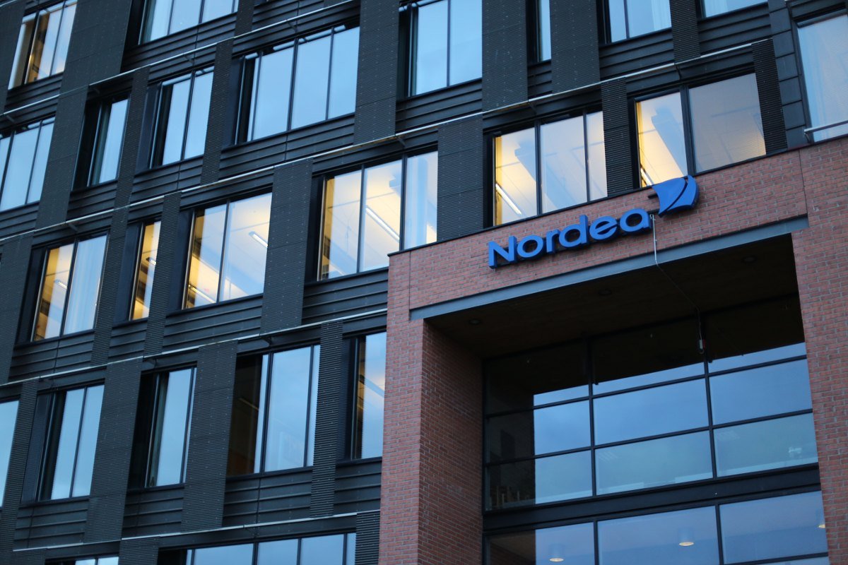 Nordea-Logo an einem Bürogebäude