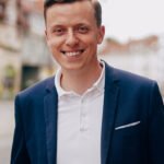 Porträt von Adis Ahmetovic im Anzug im Freien.