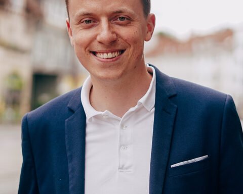 Porträt von Adis Ahmetovic im Anzug im Freien.