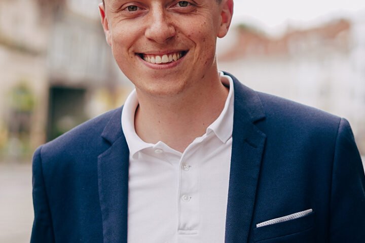 Porträt von Adis Ahmetovic im Anzug im Freien.