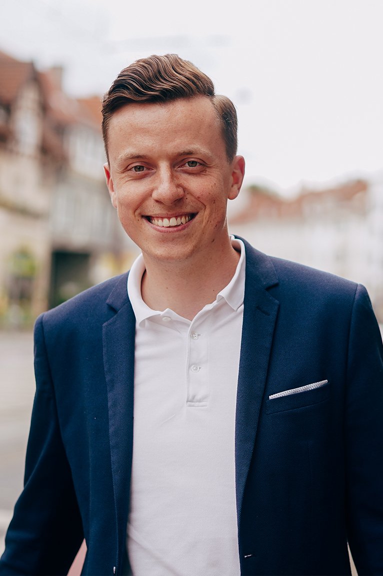 Ermittler durchsuchen Ahmetovics Bundestagsbüro und drei Wohnungen 1 Porträt von Adis Ahmetovic im Anzug im Freien.