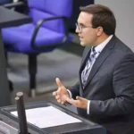 Ein Mann spricht am Rednerpult im Deutschen Bundestag.