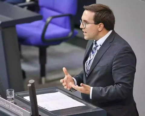 Ein Mann spricht am Rednerpult im Deutschen Bundestag.