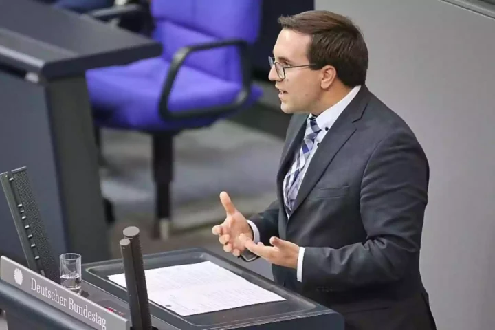 Ein Mann spricht am Rednerpult im Deutschen Bundestag.