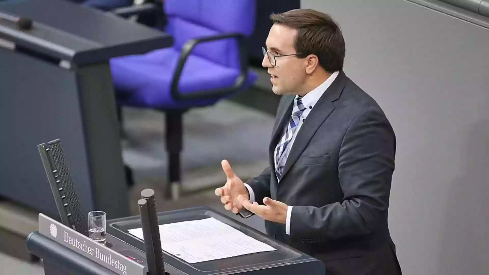 Ein Mann spricht am Rednerpult im Deutschen Bundestag.