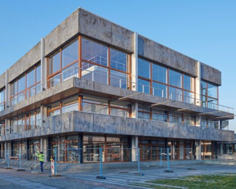 Modernes Regierungs- oder Verwaltungsgebäude mit großen Glasfronten in Karlsruhe.