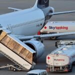 Lufthansa-Flugzeug am Flughafen neben einem Tankwagen von Skytanking.