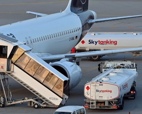 Lufthansa-Flugzeug am Flughafen neben einem Tankwagen von Skytanking.