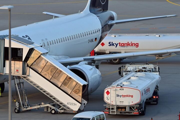 Lufthansa-Flugzeug am Flughafen neben einem Tankwagen von Skytanking.